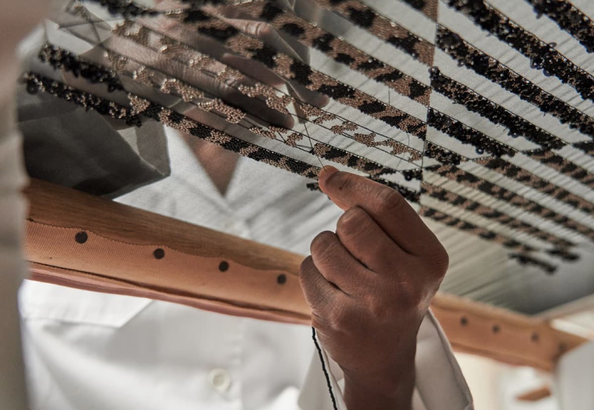 Broderie artisanale Akanjo - Voir la vidéo